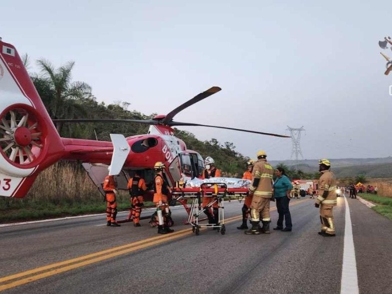 Motociclista cai, fica em estado grave e é levado de helicóptero a hospital