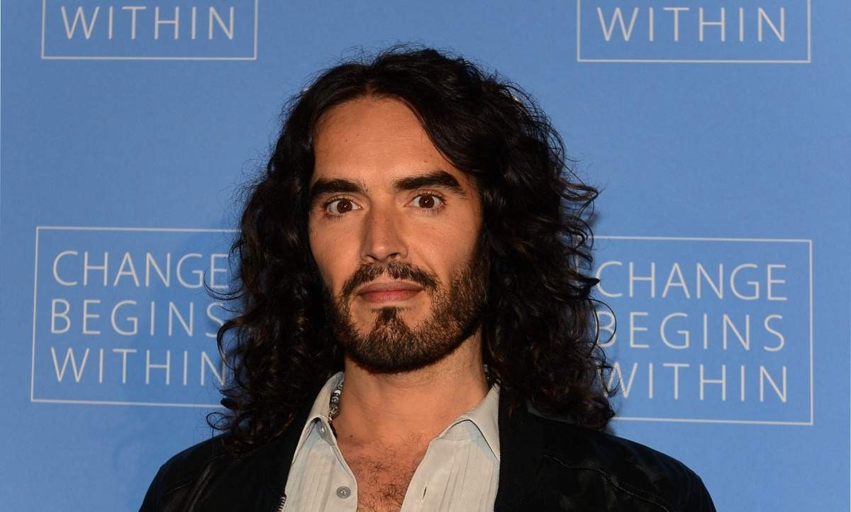 Mulher acusa ator Russell Brand de exibicionismo