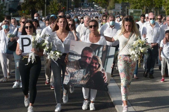 Homenagem para Philippe Monguillot atacado após se recusar a deixar embarcar um grupo de pessoas que não usavam máscaras - (crédito: Iroz Gaizka / AFP) Homenagem para Philippe Monguillot atacado após se recusar a deixar embarcar um grupo de pessoas que não usavam máscaras - (crédito: Iroz Gaizka / AFP)