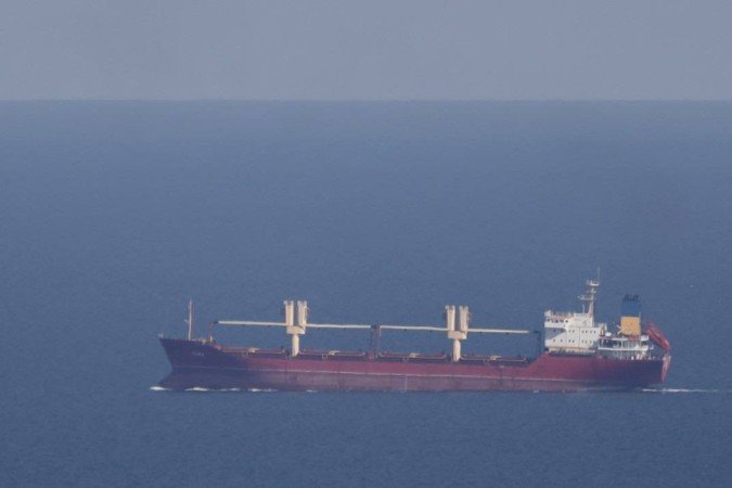 Nesta fotografia tirada em 22 de setembro de 2023, o navio Azara navega em direção ao porto ucraniano de Pivdennyi       -  (crédito: STRINGER / AFP)