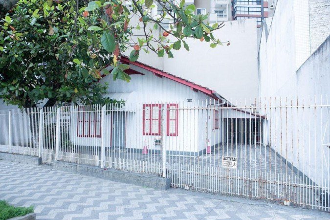 A última 'casinha da avenida Atlântica' será demolida para dar lugar a um prédio de 12 andares - (crédito: Eduardo Zappia) A última 'casinha da avenida Atlântica' será demolida para dar lugar a um prédio de 12 andares - (crédito: Eduardo Zappia)