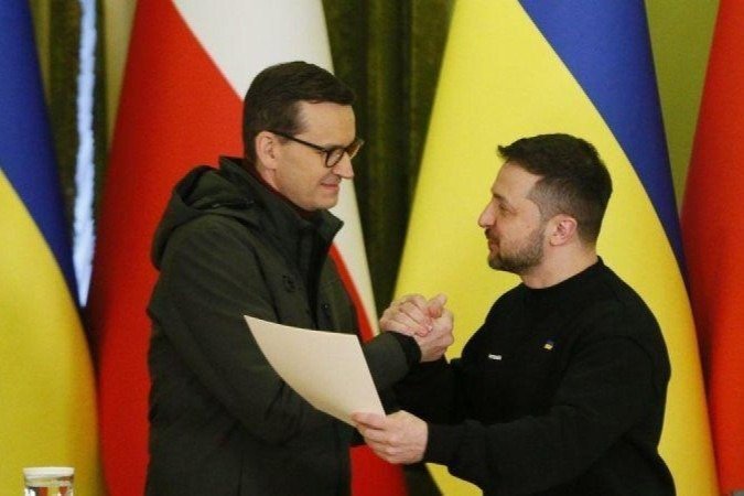 O primeiro-ministro polaco e o presidente da Ucrânia, em fevereiro - (crédito: EPA) O primeiro-ministro polaco e o presidente da Ucrânia, em fevereiro - (crédito: EPA)