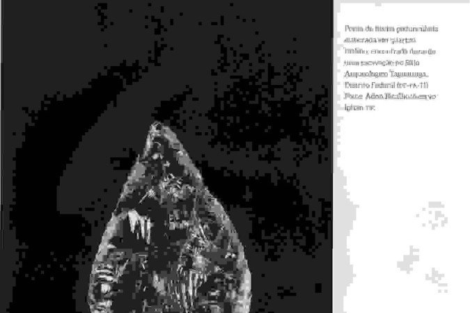 Credito: IPHAN-DF/Reproducao. Ponta de flexa pedunculada elaborada em quartzo hialino, encontrada durante uma escavacao no Sitio Arqueologico Taguatinga. Fotos: Adon Bicalho/Acervo Iphan-DF.  Imagem do livro Arqueologia e os Primeiros Habitantes no Distrito Federal.  