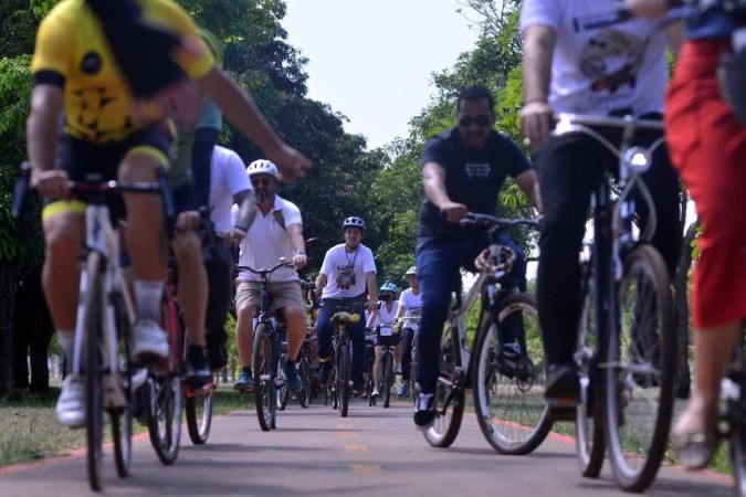 Grupo de 40 ciclistas pedala por ciclovias do Eixo Monumental. -  (crédito:  Ed Alves/CB/DA.Press. Cidades. Dia Mundial Sem Carro. )