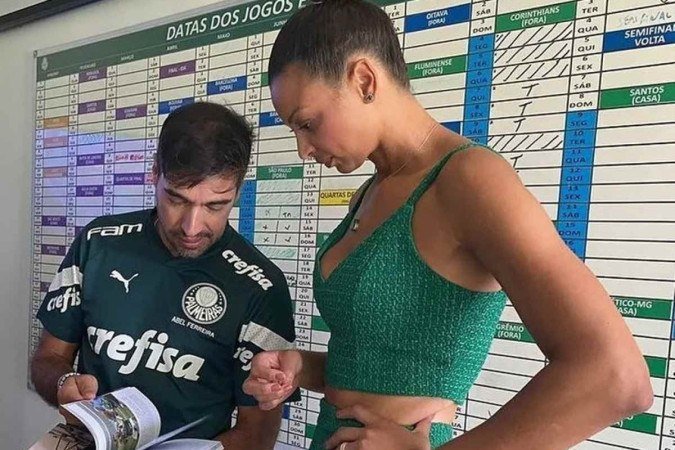 Abel Ferreira e Walewska trocaram livros há dois dias em São Paulo  -  (crédito: Reprodução)