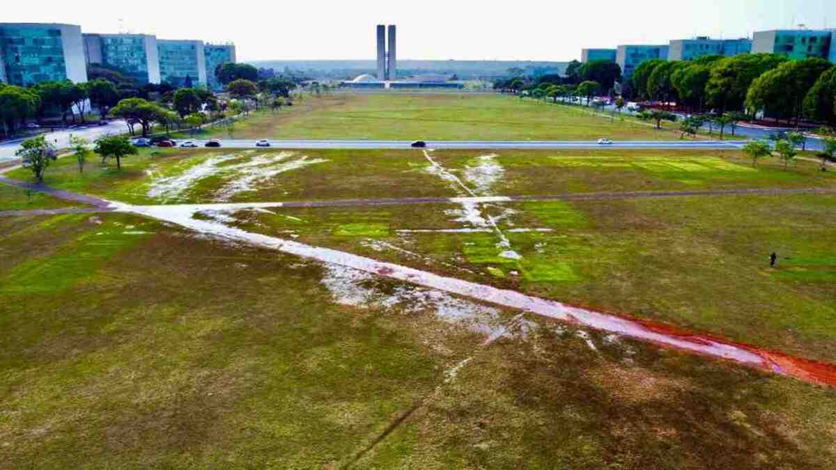 Um cano se rompeu e causou lamaçal na Esplanada -  (crédito: Material cedido ao Correio)