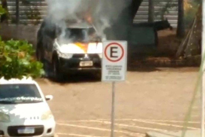Viatura incendiada - (crédito: PCDF/Divulgação) Viatura incendiada - (crédito: PCDF/Divulgação)