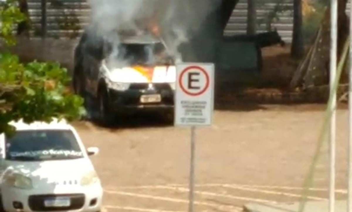 Menina invade pátio de delegacia e coloca fogo em viatura da PM; veja vídeo