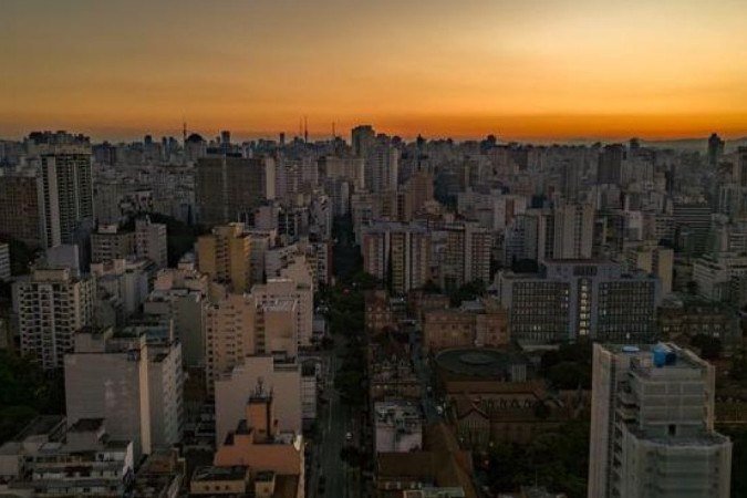 Contrastes na cidade de São Paulo são produzidos por diferenças na condição financeira das famílias, mas também pela própria infraestrutura da cidade, que prejudica quem vive em áreas menos arborizadas e planejadas - (crédito: Getty Images) Contrastes na cidade de São Paulo são produzidos por diferenças na condição financeira das famílias, mas também pela própria infraestrutura da cidade, que prejudica quem vive em áreas menos arborizadas e planejadas - (crédito: Getty Images)