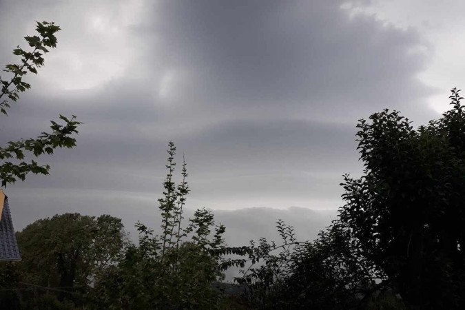 Nuvens da cidade de Bento Gonçalves (RS), minutos antes do céu escurecer por completo na manhã deste sábado (23) - (crédito: Reprodução/Twitter/@rlorenzin1909) Nuvens da cidade de Bento Gonçalves (RS), minutos antes do céu escurecer por completo na manhã deste sábado (23) - (crédito: Reprodução/Twitter/@rlorenzin1909)