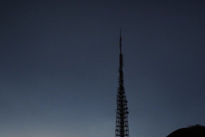  23/09/2023. Crédito: Minervino Júnior/CB/D.A Press. Brasil.  Brasilia - DF. Pôr do sol na fonte da Torre de TV em dia de forte calor e seco em Brasília.