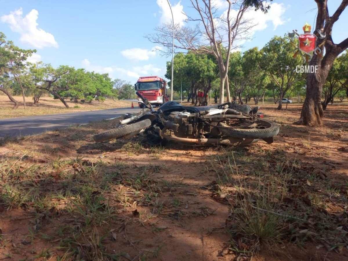 Duas pessoas ficam gravemente feridas após queda de moto na EPIA Norte