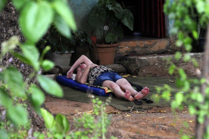  Gama registra umidade mais baixa na região, com 14%. Termômetros chegaram a marcar 36ºC. Na foto, Vilma Lúcia. 