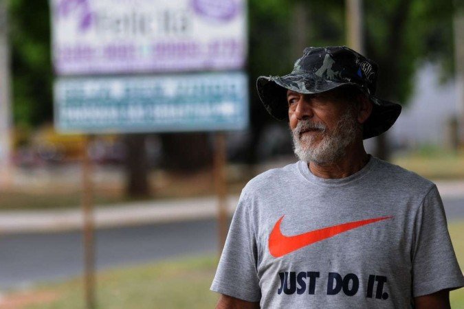  O aposentado Francisco de Assis usa chapéu para fazer caminhadas