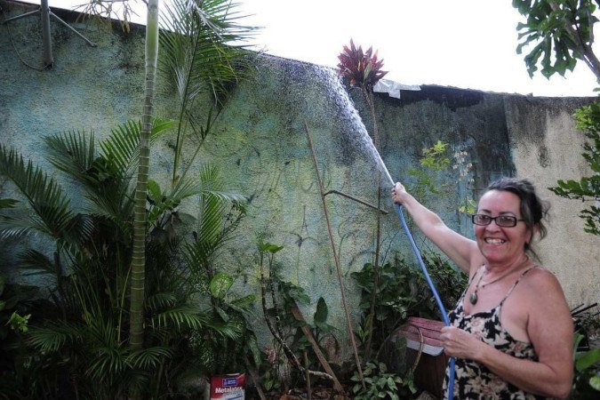  Gama registra umidade mais baixa na região, com 14%. Termômetros chegaram a marcar 36ºC. Na foto, Vilma Lúcia. 