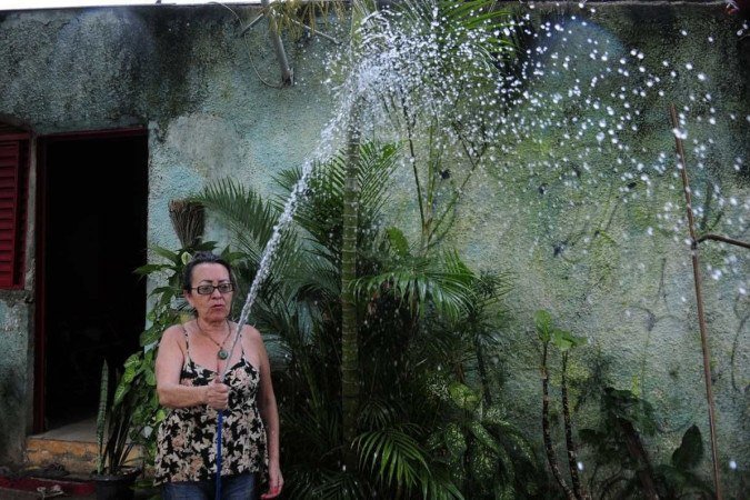 Com umidade relativa do ar chegando aos 14%, a costureira Vilma Lúcia adquiriu o hábito de jogar água de mangueira no telhado da casa - (crédito: Minervino Júnior/CB/D.A.Press) Com umidade relativa do ar chegando aos 14%, a costureira Vilma Lúcia adquiriu o hábito de jogar água de mangueira no telhado da casa - (crédito: Minervino Júnior/CB/D.A.Press)