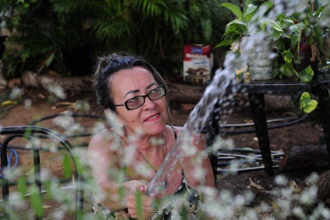  Gama registra umidade mais baixa na região, com 14%. Termômetros chegaram a marcar 36ºC. Na foto, Vilma Lúcia. 