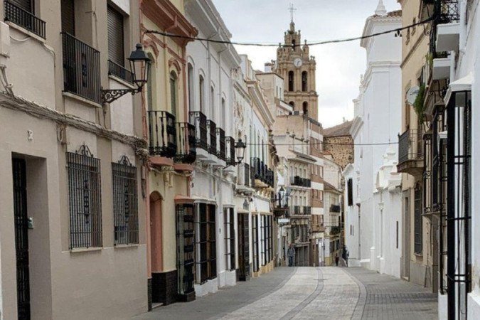 Almendralejo é uma vila pitoresca com uma população de pouco mais de 30 mil habitantes, conhecida pela produção de azeitonas e vinho tinto - (crédito: BBC) Almendralejo é uma vila pitoresca com uma população de pouco mais de 30 mil habitantes, conhecida pela produção de azeitonas e vinho tinto - (crédito: BBC)