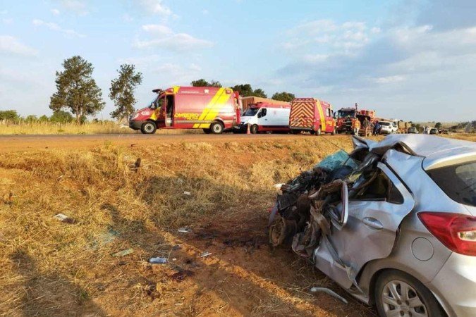 O veículo seguia sentido DF, quando invadiu a pista contrária e bateu de frente com um caminhão. - (crédito: Divulgação/CBMGO) O veículo seguia sentido DF, quando invadiu a pista contrária e bateu de frente com um caminhão. - (crédito: Divulgação/CBMGO)