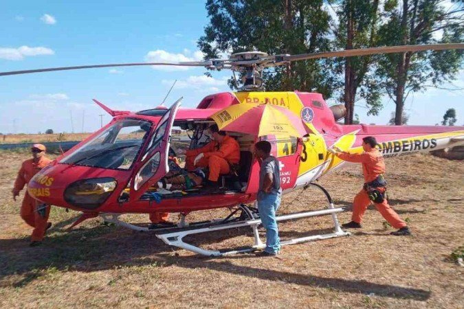 Para um atendimento mais rápido em razão das fraturas, o homem foi levado para o hospital no helicóptero dos bombeiros - (crédito: CBMMG/Divulgação) Para um atendimento mais rápido em razão das fraturas, o homem foi levado para o hospital no helicóptero dos bombeiros - (crédito: CBMMG/Divulgação)