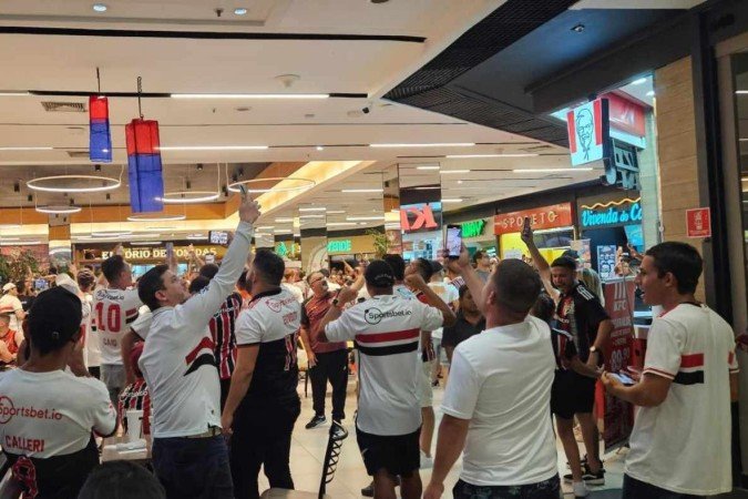 Torcida do São Paulo coloriu os corredores de um shopping na região do Morumbi com as cores e adereços do tricolor paulista -  (crédito: Danilo Queiroz/CB/DA Press)