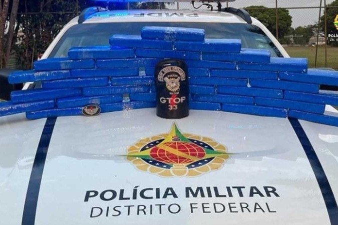 A mulher disse que era a dona da droga e que estava levando os tijolos para o Piauí. - (crédito: Divulgação/PMDF) A mulher disse que era a dona da droga e que estava levando os tijolos para o Piauí. - (crédito: Divulgação/PMDF)