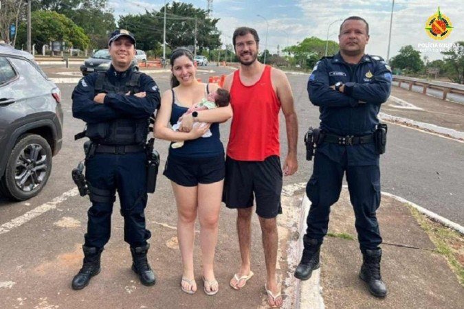 Recém-nascida se engasga e é salpa por policiais militares do DF - (crédito: Divulgação/PMDF) Recém-nascida se engasga e é salpa por policiais militares do DF - (crédito: Divulgação/PMDF)