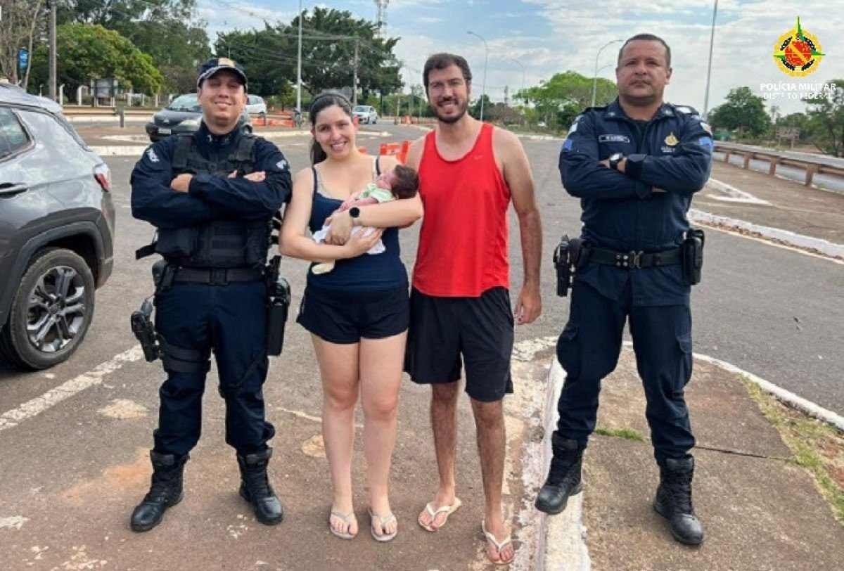 Recém-nascida é salva por policiais após se engasgar com leite materno