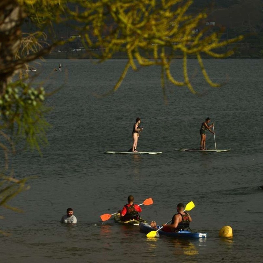 Calorão no DF: brasilienses aproveitam para se refrescar na Água