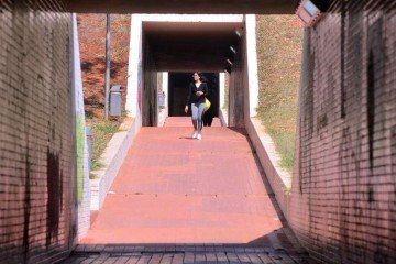 Caminhar nas cidades brasileiras virou um campo minado para muitas mulheres  -  (crédito:  Ed Alves/CB/DA.Press)