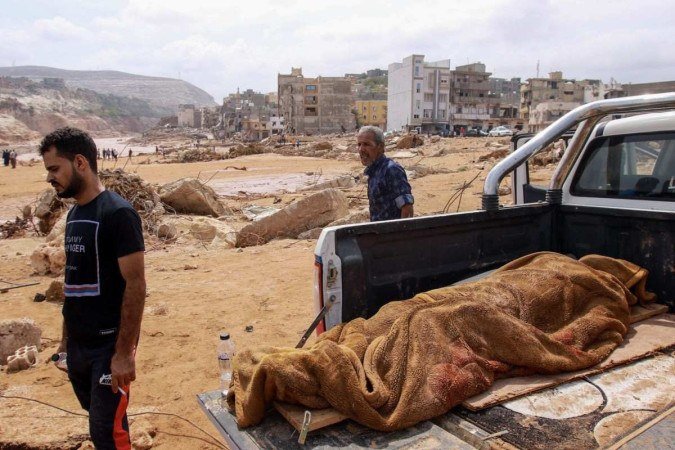 Enchentes repentinas no leste da Líbia mataram mais de 2.300 pessoas na cidade costeira do Mediterrâneo
- (crédito: AFP) Enchentes repentinas no leste da Líbia mataram mais de 2.300 pessoas na cidade costeira do Mediterrâneo
- (crédito: AFP)