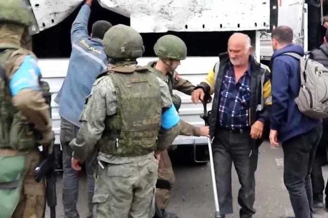 Soldados de força de paz russa ajudam a retirada de civis, também de Stepanakert
