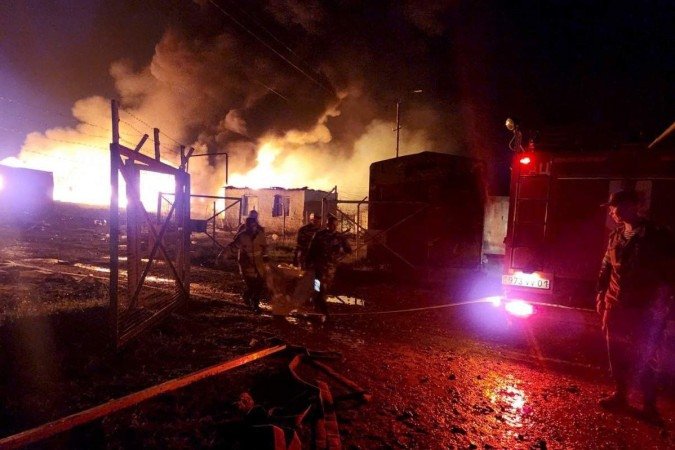 Bombeiros trabalham no local atingido pelas chamas, perto de Stepanakert, capital de Nagorno-Karabakh - (crédito: Nagorno-Karabakh Human Rights Ombudsman/AFP) Bombeiros trabalham no local atingido pelas chamas, perto de Stepanakert, capital de Nagorno-Karabakh - (crédito: Nagorno-Karabakh Human Rights Ombudsman/AFP)