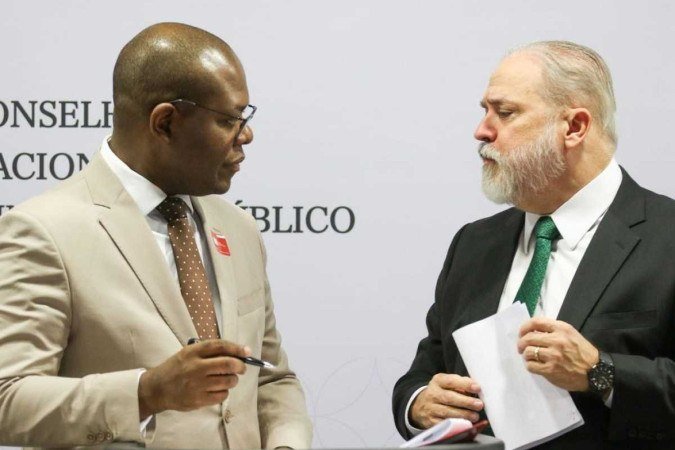 O ministro dos Direitos Humanos, Silvio Almeida, participa de reunião do Conselho Nacional do Ministério Público (CNMP), a última comandada pelo procurador-geral da República, Augusto Aras
- (crédito: José Cruz/ Agência Brasi) O ministro dos Direitos Humanos, Silvio Almeida, participa de reunião do Conselho Nacional do Ministério Público (CNMP), a última comandada pelo procurador-geral da República, Augusto Aras
- (crédito: José Cruz/ Agência Brasi)