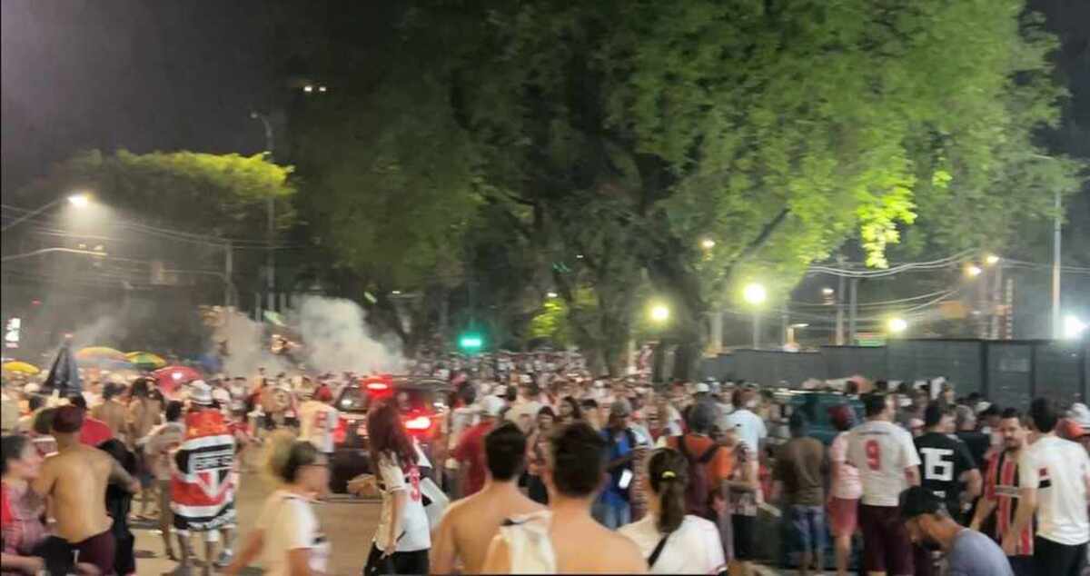 Imagens da confusão na saída do Estádio Cícero Pompeu de Toledo, após final da Copa do Brasil entre São Paulo e Flamengo  -  (crédito: Reprodução/ Twitter/ colunatricolor)