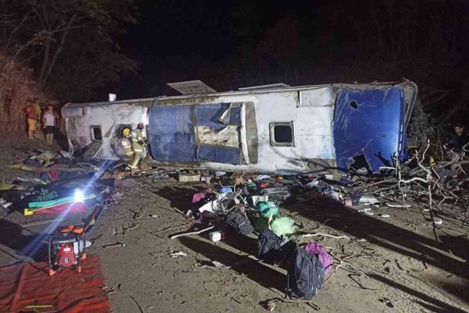 Ônibus tomba em rodovia, dois morrem e 17 ficam feridos - (crédito: PRF/divulgação) Ônibus tomba em rodovia, dois morrem e 17 ficam feridos - (crédito: PRF/divulgação)