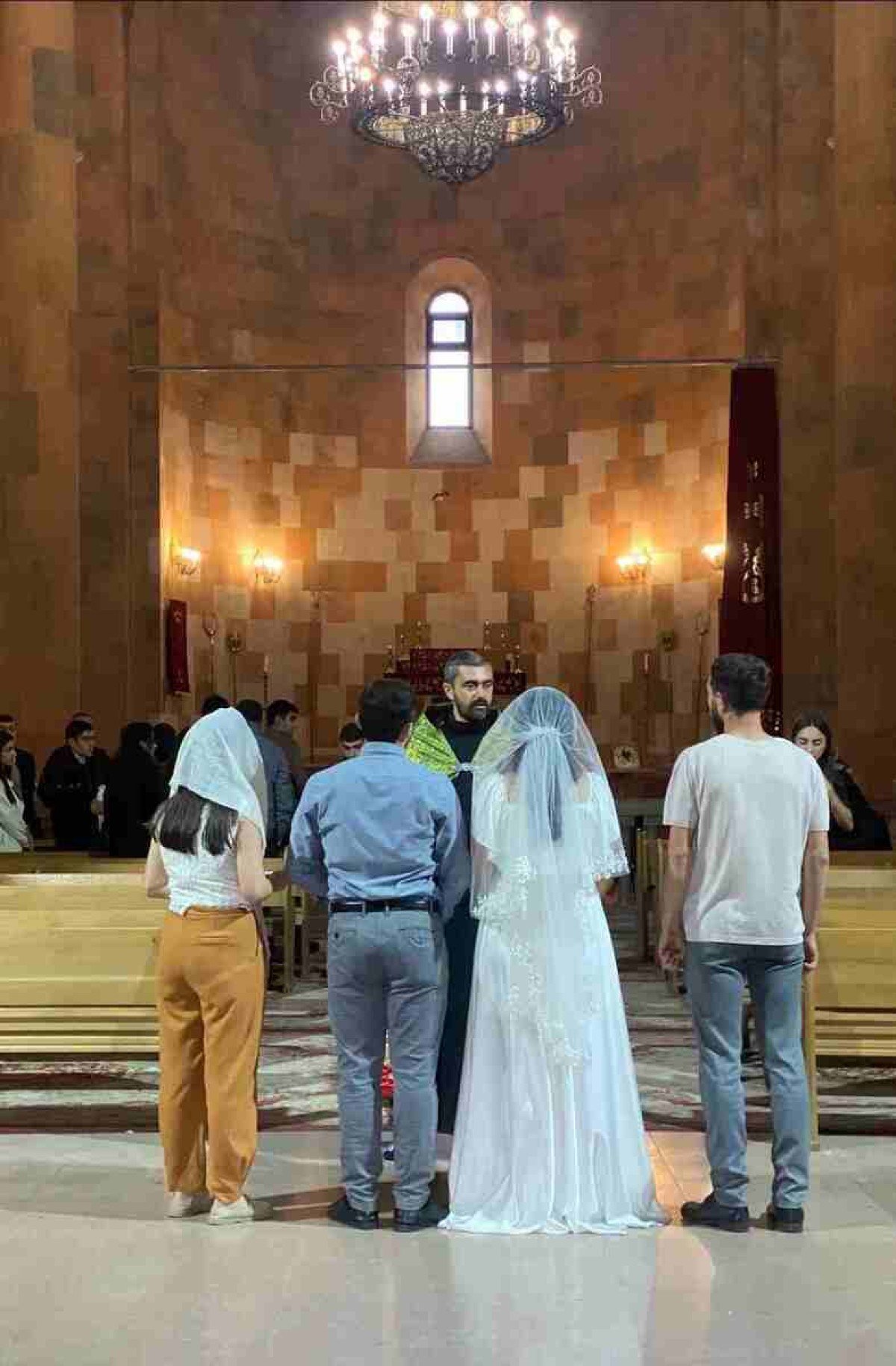 Noivos armênios se casam em Nagorno-Karabakh antes de abandonarem a região