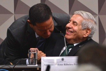 Mourão sobre Heleno: 'É o primeiro colocado em todos os cursos que fez dentro do Exército, não só pelo seu conhecimento, mas por ser um homem que sempre deu exemplo'
 -  (crédito:  Ed Alves/CB/DA.Press)