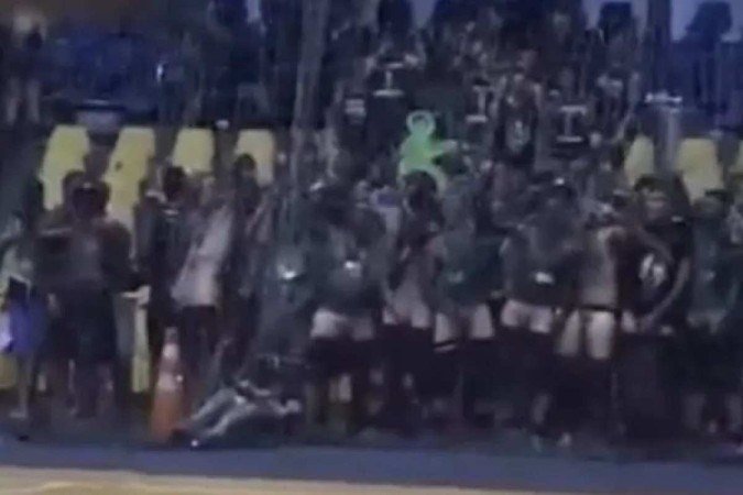 Nos vídeos, homens, com a bermuda abaixada, fazem movimentos de masturbação em frente a torcida presente - (crédito: Reprodução/ Redes sociais ) Nos vídeos, homens, com a bermuda abaixada, fazem movimentos de masturbação em frente a torcida presente - (crédito: Reprodução/ Redes sociais )