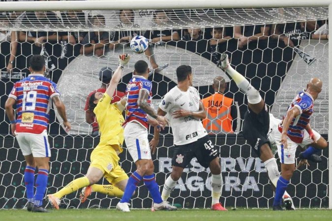 Fortaleza sai na frente, mas sofre empate do Corinthians fora de