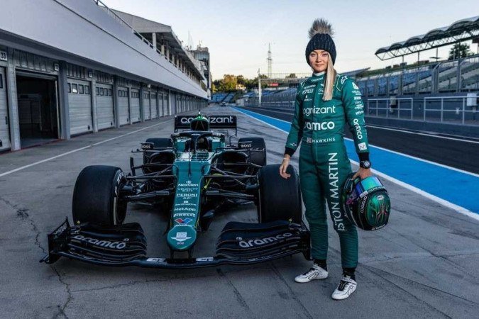 Jessica Hawkins é a primeira mulher a pilotar um F1 desde 2018 - (crédito: Aston Martin/Divulgação) Jessica Hawkins é a primeira mulher a pilotar um F1 desde 2018 - (crédito: Aston Martin/Divulgação)