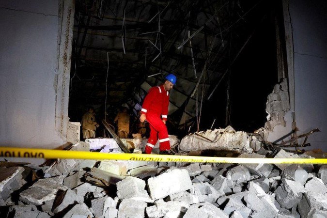 Socorrista atua sobre escombros; número de vítimas ainda pode aumentar -  (crédito: Reuters)