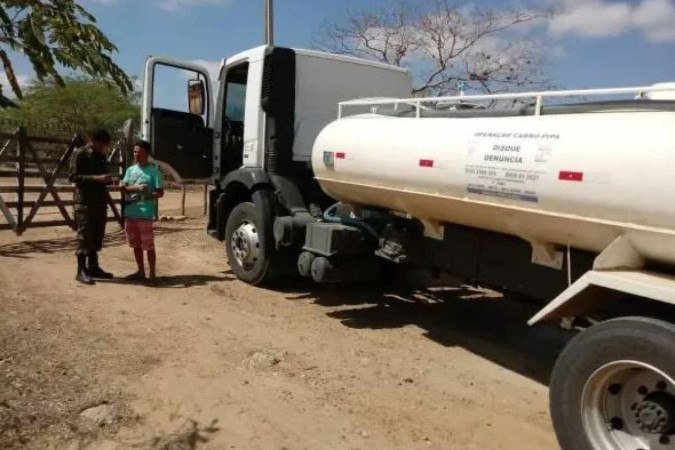 Operação Carro-Pipa, do Exército, atende municípios atingidos por seca ou estiagem no Semiárido do Nordeste do Brasil, além do norte de Minas Gerais e Espírito Santo