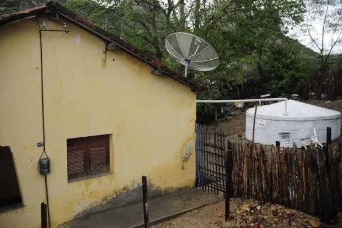 Cisterna construída ao lado de residência rural para captação de água da chuva em Quixadá (CE) 