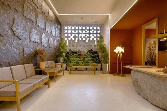 O ambiente Visão Sagrada, de Jota Pacini Design & Arquitetura, utilizando os cobogós. Esses componentes representam um aspecto importante da história e da arquitetura do Brasil, evocando um profundo senso de identidade e pertencimento, o que pode ter um impacto emocional significativo para muitos