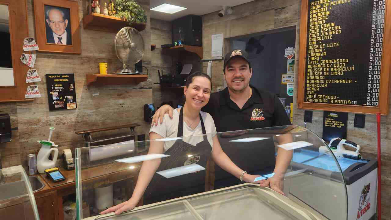 Luciano Machado Gomes Vieira ao lado de Maíra Zaneti, casados e proprietários da sorveteria -  (crédito: Ellen Cristie/EM/D.A Press)