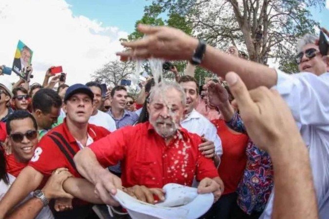 Em março de 2017, enquanto o então presidente Michel Temer entregava o Eixo Leste da Transposição, os ex-presidentes Lula e Dilma Rousseff fizeram uma 