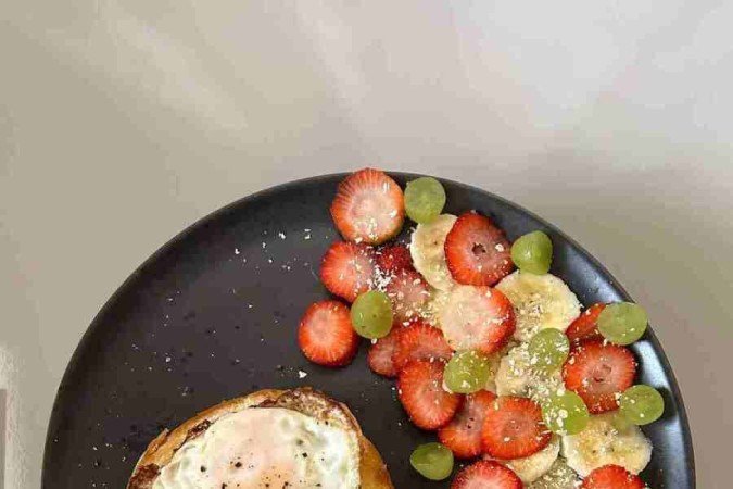 Ovo frito no pão 
acompanhado de 
frutas são uma 
ótima alternativa