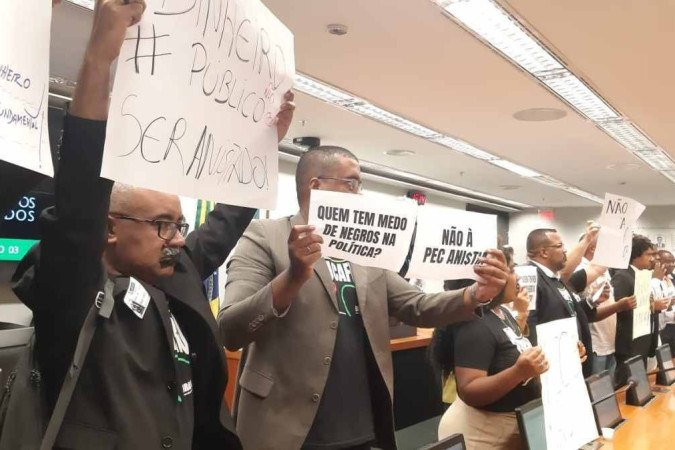 Representantes de movimentos negros exibiram cartazes de protesto contra o texto do relator, o deputado federal Antonio Carlos Rodrigues (PL-SP) -  (crédito: Evandro Éboli/CB/D.A Press)