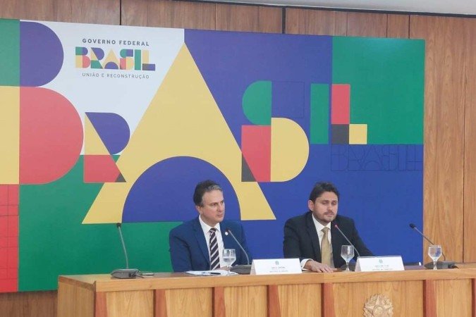 Segundo Camilo Santana, os critérios serão reavaliados pelo grupo criado no governo de Luiz Inácio Lula da Silva (PT) para discutir o plano de conectar todas as 138 mil escolas públicas - (crédito: Victor Correia/CB/D.A Press) Segundo Camilo Santana, os critérios serão reavaliados pelo grupo criado no governo de Luiz Inácio Lula da Silva (PT) para discutir o plano de conectar todas as 138 mil escolas públicas - (crédito: Victor Correia/CB/D.A Press)